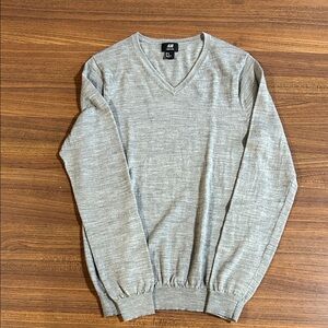 H&M Men's Light Gray V-Neck Sweater